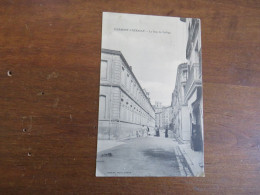 CLERMONT-L'HERAULT - La Rue Du Collège - Clermont L'Hérault
