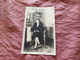 C-5506  , Carte-Photo, Une Belle Femme élégante Au Manteau De Fourrure Dans Un Intérieur Bourgeois - Mode