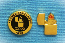 2 PIN'S // ** BRIQUETS ESSENCE " ZIPPO " AMERICAN CLASSIC 1932 ** . (Made In USA) - Andere & Zonder Classificatie