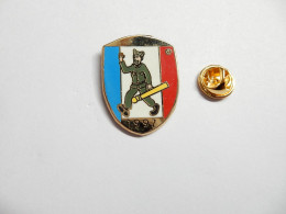 Beau Pin's En Zamac , Armée Militaire ,Libérable , La Quille ! Signé Arc En Ciel - Army