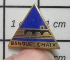 412F Pin's Pins / Beau Et Rare / BANQUES / TRIANGLE BLEU BANQUE CHAIX , Accessoirement Indicateur ... - Banks