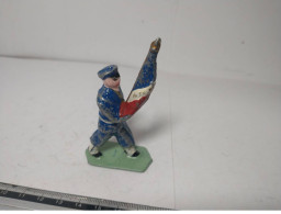 FIGURINE SOLDAT EN PLOMB ANCIEN QUIRALU ? VINTAGE N°13 PORTE DRAPEAU REG DE AIX EN PROVENCE - Soldados De Plomo