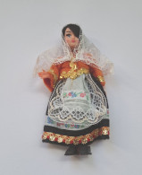 BAMBOLA IN COSTUME SARDO DI SENNORI VINTAGE ANNI '70 SARDEGNA - Muñecas