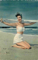 Thèmes - Pin-ups - Femme En Maillot De Bain - Baigneuse - Carte Dentelée - CPSM Format CPA - Voir Scans Recto-Verso - Pin-Ups