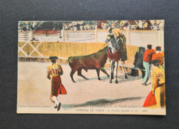 Corrida, Picador Arrêtant Le Taureau. - Corrida