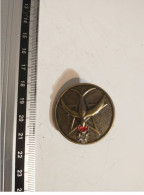 INSIGNE 1 OISEAU MEDAILLE DU MERITE ATLAS A IDENTIFIER - Army