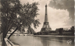 PARIS : LA TOUR EIFFEL (1887-1889), VUE DE L'AVENUE DE NEW YORK - Tour Eiffel