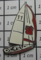 SP05 Pin's Pins / Beau Et Rare / BATEAUX / VOILIER CAISSE D'EPARGNE VOILE REGATE Par BERAUDY - Boten