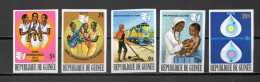 GUINEE    N° 555 à 559   NON DENTELES    NEUFS SANS CHARNIERE  COTE ? €   TRAIN ANNEE DE LA FEMME - Guinée (1958-...)