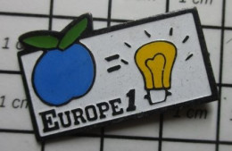 412e Pin's Pins / Beau Et Rare / MEDIAS / RADIO EUROPE 1 POMME BLEUE = AMPOULE ELECTRIQUE - Media