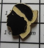 710g Pin's Pins / Beau Et Rare / AUTRES / CORSE TETE DE MAURE - Andere & Zonder Classificatie