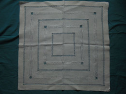 Ancien - Grand Napperon Carré En Dentelle De Fils Tirés Début 20ème - Tafelkleden