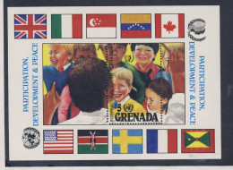 GRENADA  1985 DRAPEAUX-ANNEE DE LA JEUNESSE  YVERT N°B135  NEUF MNH** - Timbres