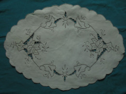 Ancien - Napperon Ovale En Coton Blanc Broderie Mécanique Ajourée En Fil Gris - Altri & Non Classificati