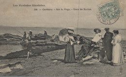 64 UGUETHARY SUR LA PLAGE DANS LES ROCHES CPA BON ETAT - Guethary