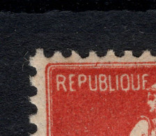 Variété - YV 135 Avec P Court à République , N* MH - Unused Stamps