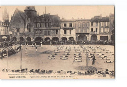 LIBOURNE - Place De L'Hôtel De Ville Un Jour De Fête - état - Libourne