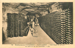 46997 - VOUVRAY - ETABLISSEMENTS VAVASSEUR ET BERNARDET / LA MISE EN TAS DES BOUTEILLES - Vouvray