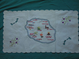 Ancien - Napperon En Coton Blanc Broderie "L'Île De La Réunion" Brodé Main - Altri & Non Classificati