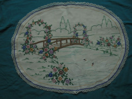 Ancien - Grand Napperon En Coton Blanc Broderie Pont Fleuri Et Cygnes Fait Main - Tafelkleden