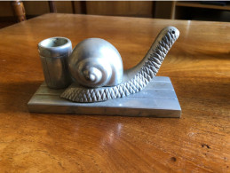 Rare Et Très Original Pyrogène En Fer Blanc Période Art Déco? Représentant Un Escargot. Excellent état. - Mecheros (Pyrogenes)