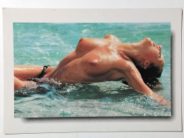 CPSM PIN UP  ( ÉROTIQUE - FEMME SEINS NUS ) A LA PLAGE EN ITALIE - Pin-Ups