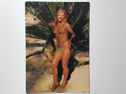 CPSM PIN UP  ( ÉROTIQUE - FEMME SEINS NUS ) AU SOLEIL DU MIDI - LES JOIES DU NATURISME - Pin-Ups