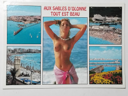 CPSM PIN UP  ( ÉROTIQUE - FEMME SEINS NUS ) AUX SABLES D'OLONNE TOUT EST BEAU - Pin-Ups
