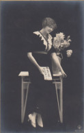 DONNINE  /  Giovane Donna In Posa _ Periodo Liberty - Pin-Ups