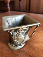 Rare Et Très Original Pyrogène En Bronze Doré Représentant Un Shako De Hussard De Napoléon. TBE - Mecheros (Pyrogenes)