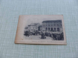 C-5576 , CPA , YSSINGEAUX, Place Du Breuil Et Halle Aux Grains - Yssingeaux