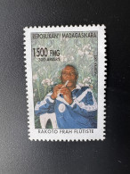 Madagascar Madagaskar 2002 Mi. 2596 Rakoto Frah Flûtiste Flute Flöte Musique Music - Madagascar (1960-...)