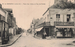 44 LA BERNERIE PLACE DES HALLES ET RUE DE PORNIC - La Bernerie-en-Retz