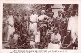 Afrique - GABON -  Les Soeurs Bleues De Castres - Soeur Saint Charles Et Les Clientes De Son Dispensaire - Religion - Gabun