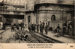 CPA PARIS Greve Des Cheminots Du Nord Ligne Du Nord Occupée (700405) - Streiks