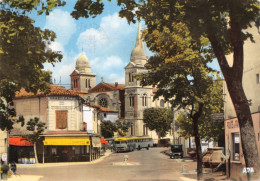 REVEL (Hte-Gne) Le Rond-Point Et L'Eglise Notre Dame - Grand Café Du Commerce # Autocars # Automobile # Cpsm 1968 - Revel