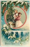 N°15490 - Carte Gaufrée - Heureux Noël - Jeune Femme Aidant Une Fillette à Décorée Un Sapin - Andere & Zonder Classificatie