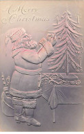 N°26228 - Carte Gaufrée - A Merry Christmas - Père Noël Décorant Un Sapin - Andere & Zonder Classificatie