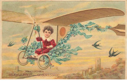 N°26218 - Carte Gaufrée - Garçon Dans Un Avion Décoré De Myosotis - Hirondelles - Geburtstag