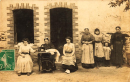 Nort Sur Erdre * RARE Carte Photo * Mlle DOUILLARD Couturière Ches Mlle PLESSIS * Couture Métier Tailleur Machine Coudre - Nort Sur Erdre