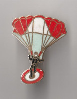 PIN'S THEME SPORT  PARACHUTISME   PARACHUTISTE ATTERISSAGE SUR ZONE - Parachutting