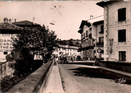 CPM. BEHOBIE . DEPUIS LE PONT INTERNATIONAL . VUE SUR LE POSTE-FRONTIERE FRANCAIS . CARTE ANIMEE NON ECRITE - Béhobie