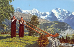 A759 Switzerland Alphornblaeser Mit Eiger Moench Jungfrau Ethnic Horn Postcard - Ohne Zuordnung
