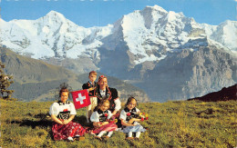 A759 Switzerland Folk Dressed Family Berner Tracht Moench Jungfrau Postcard - Ohne Zuordnung