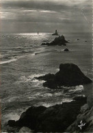 29 - Pointe Du Raz - Reflet De Soleil Sur Le Phare De La Vieille - Mention Photographie Véritable - CPSM Grand Format - - La Pointe Du Raz