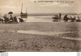 CPA - CAYEUX-SUR-MER - EN FAMILLE SUR LE SABLE (IMPECCABLE) - Cayeux Sur Mer