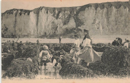 DIEPPE : LES ROCHERS A MAREE BASSE, SCENE DE PLAGE - Finnland