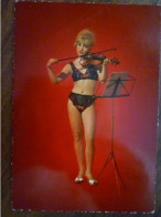 CPSM Non écrite - JOLIE FILLE QUI JOUE DU VIOLON MUSICIENNE EN SOUS VËTEMENTS - Pin-Ups