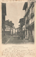 PARTHENAY : LA RUE DE LA VAULT ST JACQUES DANS LA BASSE VILLE - Parthenay