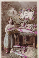 Cpa Jeune Fille  Mes Amis - Scenes & Landscapes